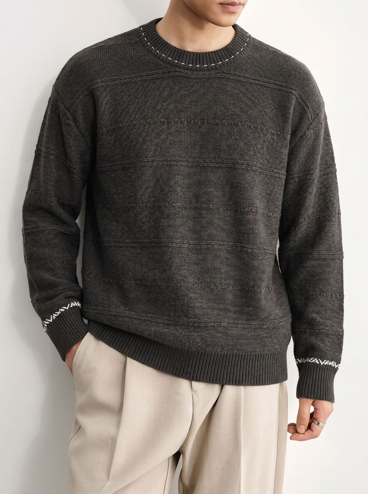 Color blocking design round neck pullover long sleeved sweater
